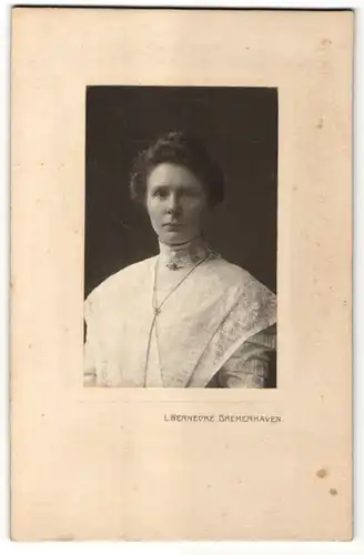 Fotografie L. Wernecke, Bremerhaven, Portrait bürgerliche Dame mit Hochsteckfrisur
