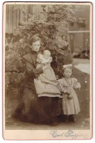 Fotografie Carl Plappers, unbekannter Ort, Portrait Mutter mit Säugling und kleiner Tochter