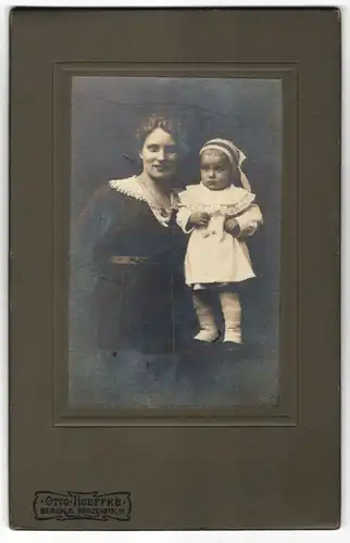 Fotografie Otto Hoeffke, Berlin-S, Portrait Kleinkind mit Mutter