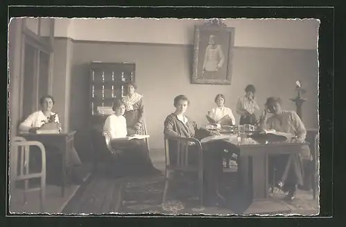 Foto-AK Junge Damen mit Bilderbüchern und an Schreibmaschine, Portrait Kaiser Franz Joseph I.