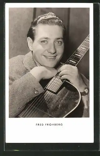 AK Musiker Fred Frohberg lehnt lachend an seiner Gitarre