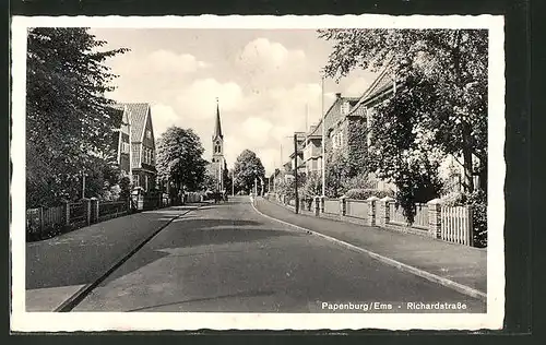 AK Papenburg, Richardstrasse mit Blick auf einem Kirchturm