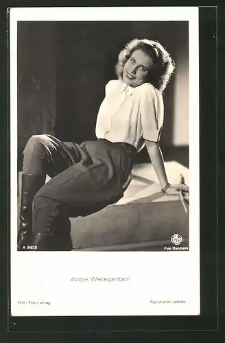 AK Schauspielerin Antje Weisgerber auf einem Stein sitzend