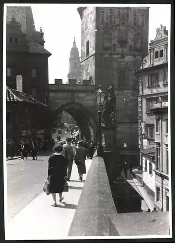 Fotografie Fotograf unbekannt, Ansicht Prag, Partie an einem Brückentor, Strassenansicht