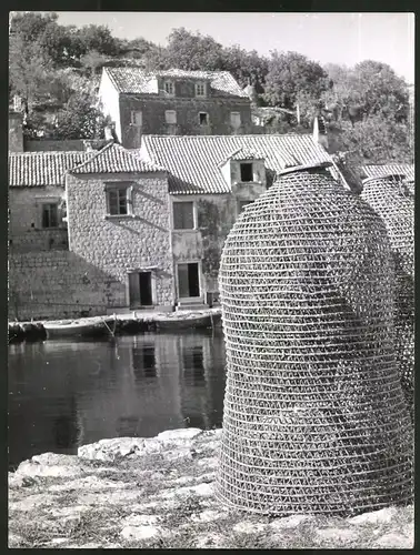 Fotografie Fotograf unbekannt, Ansicht Sipan - Tschipan, Fischerreusen in einer Ortschaft auf der Insel in Dalmatien