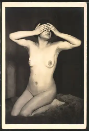 Fotografie Akt-Model, junge nackte Frau hält sich die Augen zu