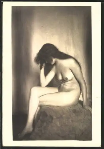 Fotografie Akt-Model, nackte Brünette in sitzender Pose