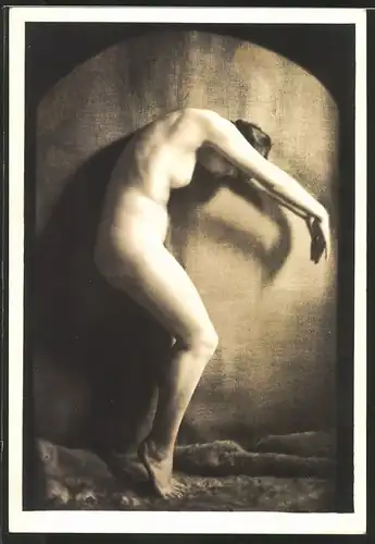 Fotografie Akt-Model, nackte Frau posiert im Dämmerlicht
