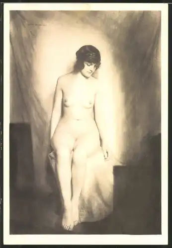 Fotografie Akt-Model, junge nackte Frau vor beleuchtetem Tuch posierend