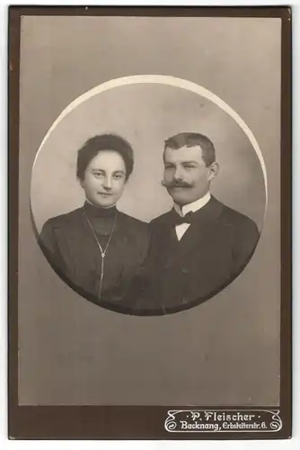 Fotografie P. Fleischer, Backnang, Portrait bürgerliches Paar in Passepartout