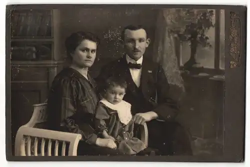 Fotografie Albin Zeidler, Kirchberg i/S, Portrait Paar mit Kleinkind