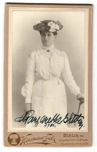 Fotografie Hermann Tietz, Berlin, Edeldame im weissen Kleid mit Schirm und eleganten Hut
