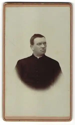 Fotografie Portrait Geistlicher mit Brille in typischer Bekleidung