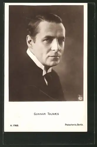 AK Portrait des Schauspielers Gunnar Tolnaes im Anzug