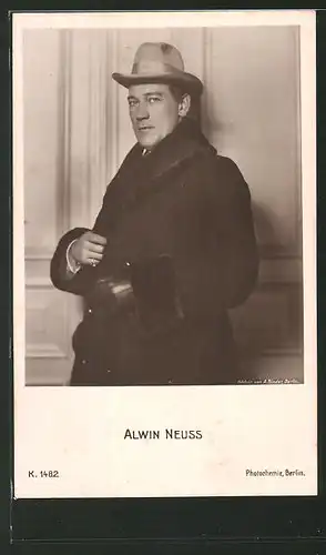 AK Schauspieler Alwin Neuss im Mantel mit Hut und Lederhandschuh