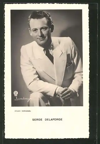 AK Schauspieler Serge Delaforge im weissen Anzug, lächelnd in lässiger Pose