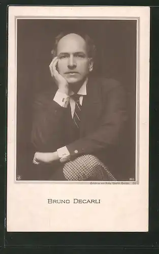 AK Schauspieler Bruno Decarli, Portrait des Schauspielers in nachdenklicher Pose