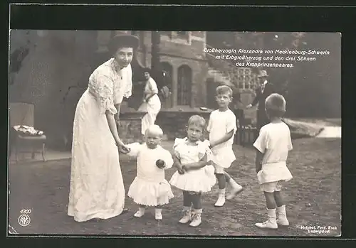 AK Grossherzogin Alexandra von Mecklenburg-Schwerin mit Erbgrossherzog und den drei Söhnen des Kronprinzenpaares