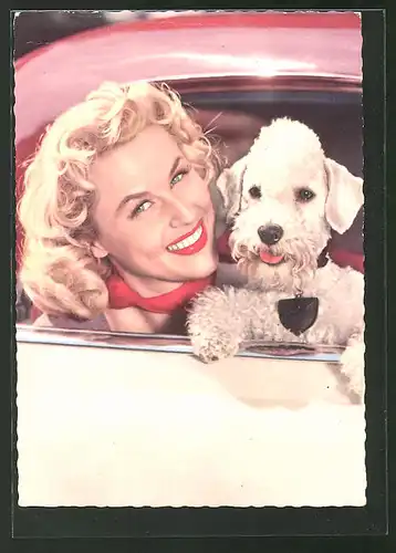 AK Schauspielerin Bibi Johns mit Hund lächlend aus dem Auto blickend
