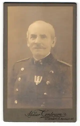 Fotografie Atelier Centrum, Dresden, Portrait Österreichischer Offizier in Uniform mit Orden