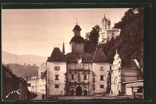 AK Bétharram, la facade principale de la chapelle avec un coin de la place