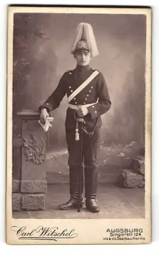 Fotografie Carl Witschel, Augsburg, Portrait Kavallerist in Uniform mit Helm und Rapier