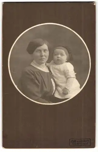 Fotografie Jean van Daagen, unbekannter Ort, Portrait Frau mit Säugling in Pessepartout