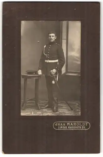 Fotografie Jean Maroldt, Landau, Portrait Soldat mit Säbel