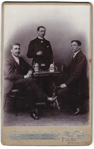 Fotografie Georg Reinicke, Fulda, Portrait drei junge Herren mit Bierkrügen