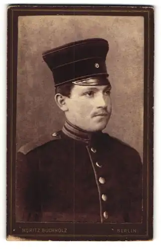 Fotografie Moritz Buchholz, Berlin, Portrait Soldat in Uniform mit Schirmmütze