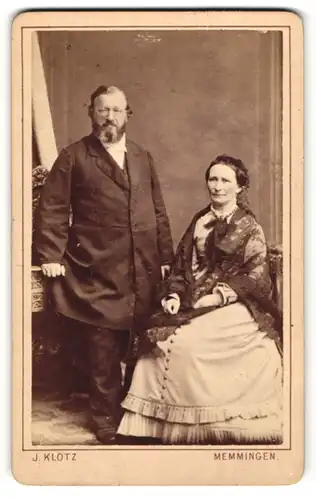 Fotografie J. Klotz, Memmingen, Portrait gutbürgerliches älteres Paar