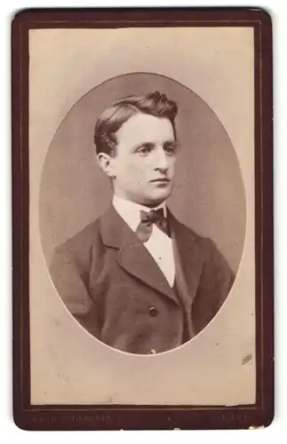 Fotografie Herm. Otto Klein, Lahr, Portrait junger Mann in Anzug