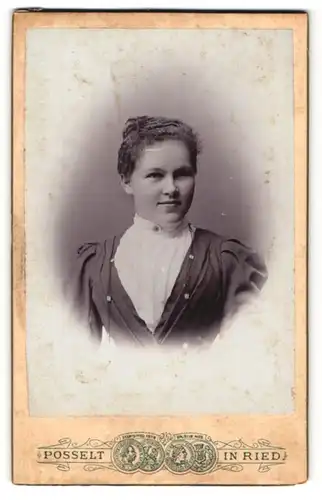 Fotografie Posselt, Ried, Portrait hübsches Fräulein mit zurückgebundenem Haar