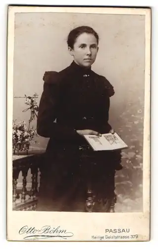 Fotografie Otto Böhm, Passau, Portrait Mädchen in schwarzem Kleid