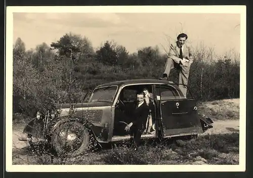 Fotografie Auto DKW, Männer mit PKW auf einem Feldweg