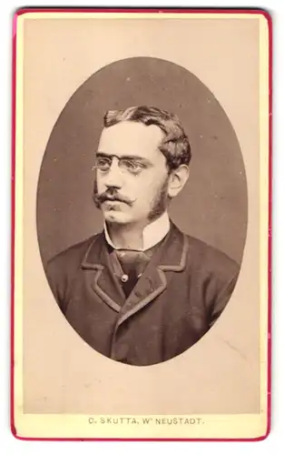 Fotografie C. Skutta, Wiener Neustadt, Portrait Ernst Ritter von Selig, österr. Beamter, Wiener Neustadt, 1880