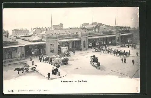 AK Lausanne, Partie am Bahnhof mit wartenden Kutschen
