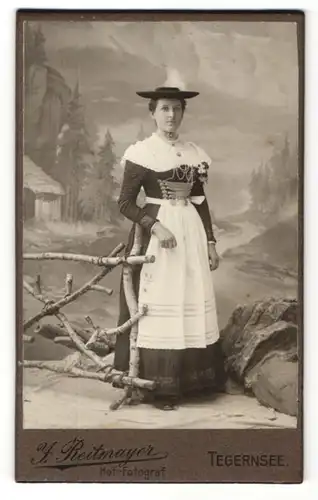 Fotografie J. Reitmayer, Tegernsee, hübsche Dame trägt bayerische Tracht