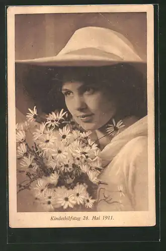 AK Kinderhilfstag 24. Mai 1911, Frau mit Blumen