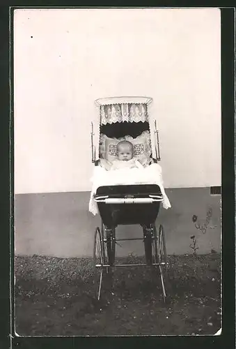 Foto-AK Kinderwagen mit einem Baby darin