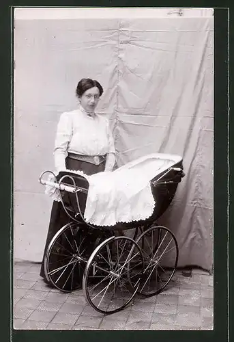 Foto-AK Frau mit einem Kinderwagen