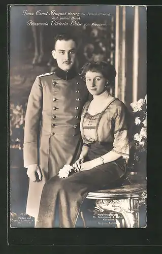 AK Prinz Ernst August Herzog von Braunschweig im Soldatenmantel mit seiner Braut Prinzessin Viktoria Luise