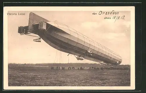 AK Zeppelin "Viktoria Luise" über dem Boden