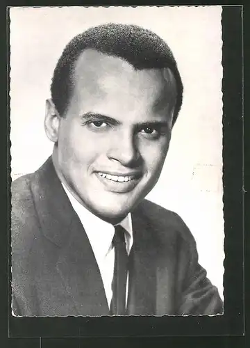 AK Musiker Harry Belafonte lächelnd in Kamera blickend