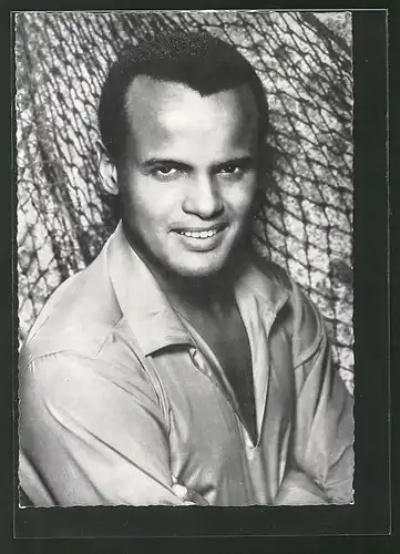 AK Musiker Harry Belafonte lächelnd im Hemd posierend