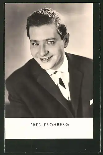 AK Musiker Fred Frohberg lächelnd im Anzug posierend