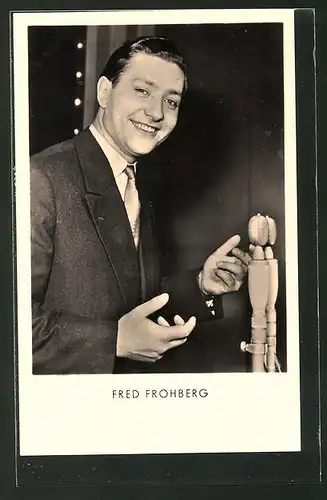 AK Musiker Fred Frohberg mit Mikrofon posierend