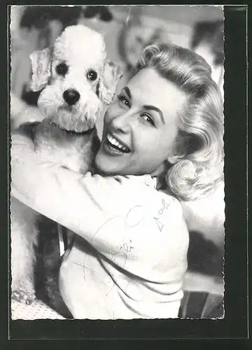 AK Musikerin Bibi Johns lächelnd mit Hund posierend, Autogramm