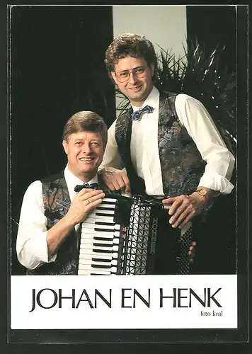 AK Band "Johann en Henk" posieren mit Instrumenten