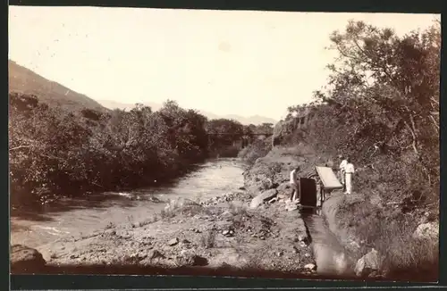 Fotografie Fotograf unbekannt, Ansicht Kaap River, Goldwäscher bei der Arbeit